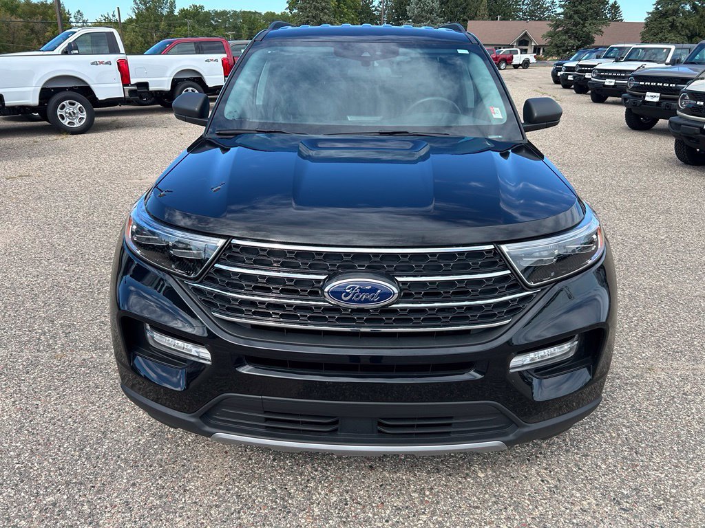 Used 2024 Ford Explorer XLT w/ Equipment Group 202A AWD/4WD image 2