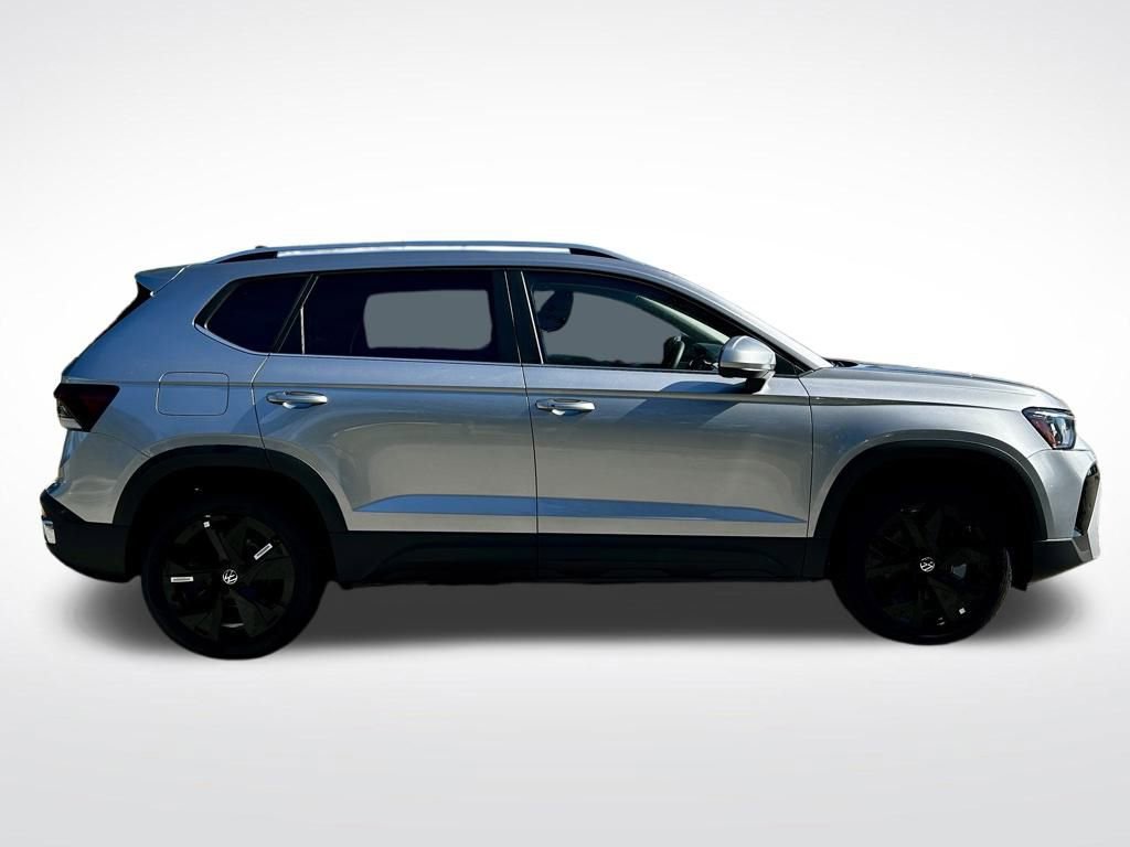 New 2026 Volkswagen Taos SE image 4
