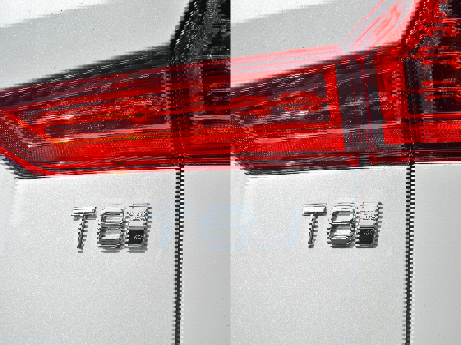 Certified 2025 Volvo XC60 T8 Plus w/ Protection Package Premier image 30