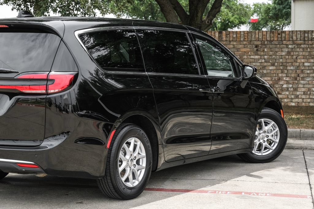 Used 2024 Chrysler Pacifica Touring-L FWD image 17