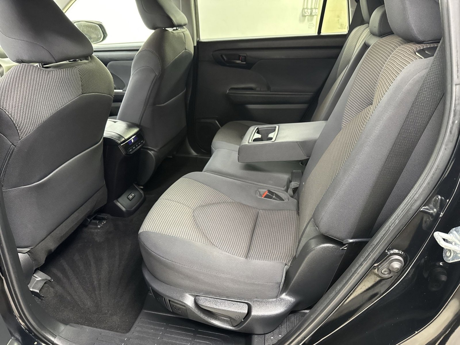 Used 2023 Toyota Highlander L image 28