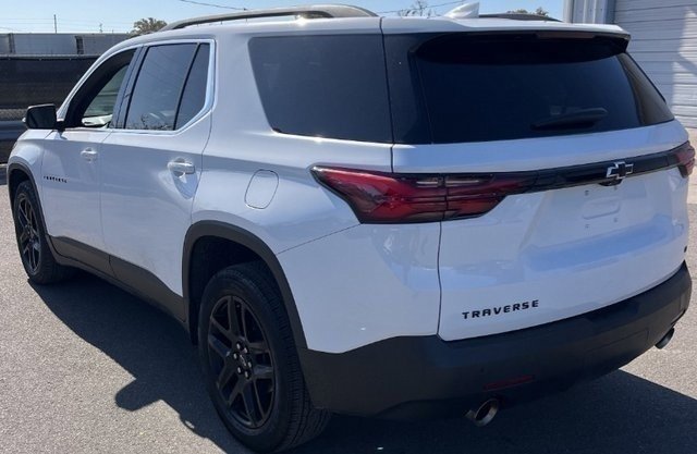 Used 2022 Chevrolet Traverse LT image 3