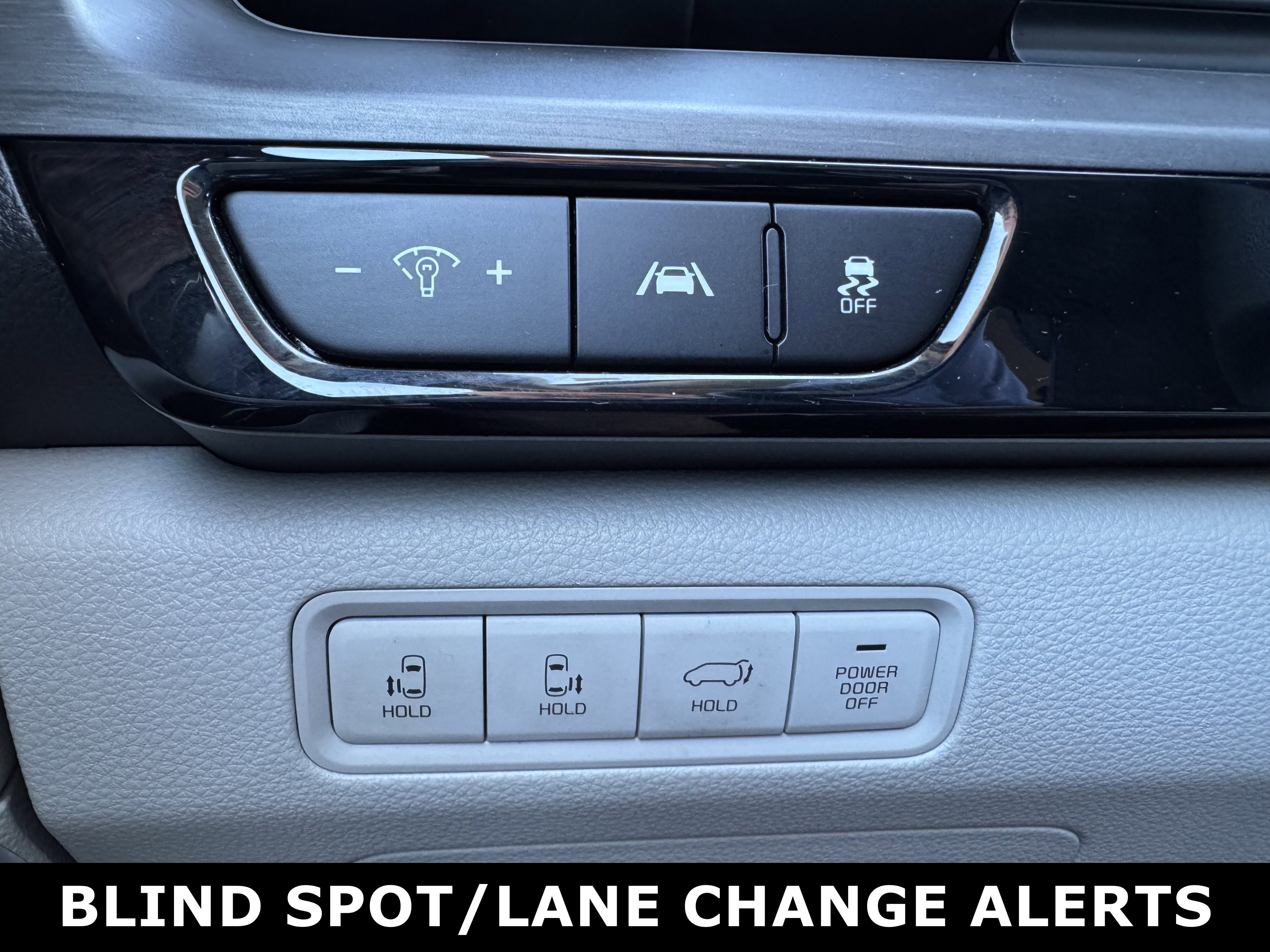 Used 2024 Kia Carnival EX image 12