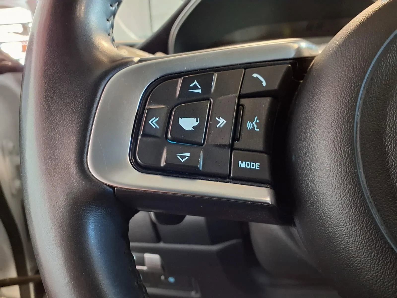 Used 2020 Jaguar E-PACE SE image 25