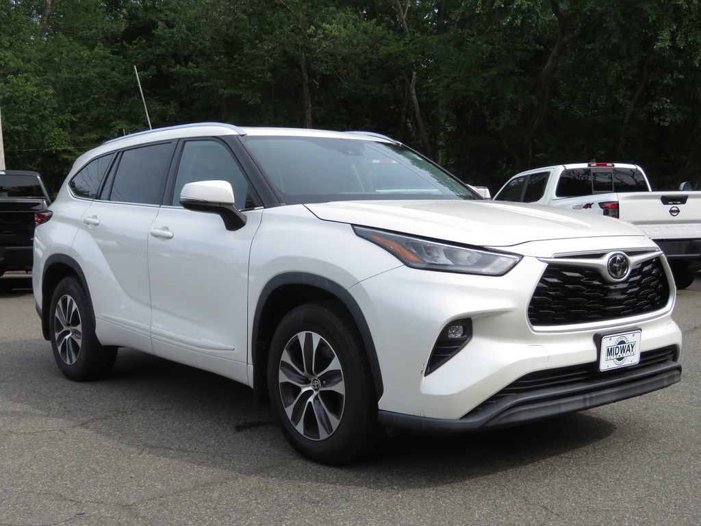Used 2020 Toyota Highlander XLE AWD/4WD image 3