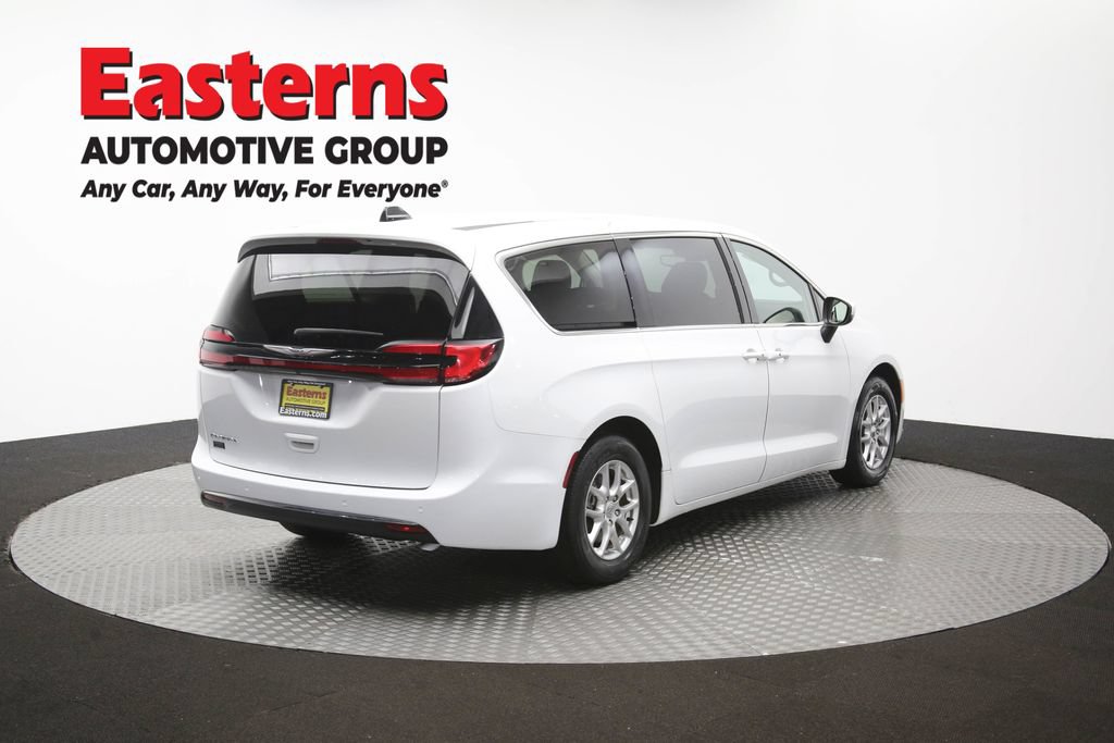 Used 2023 Chrysler Pacifica Touring-L FWD image 41
