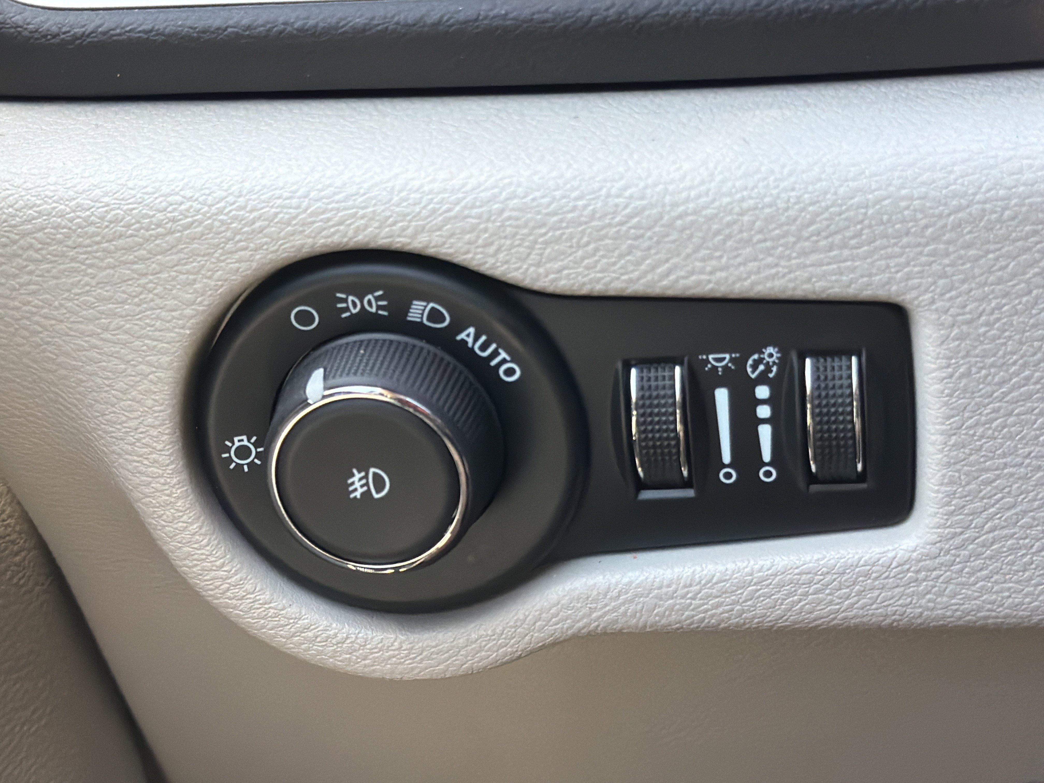 Used 2024 Chrysler Pacifica Touring-L FWD image 12