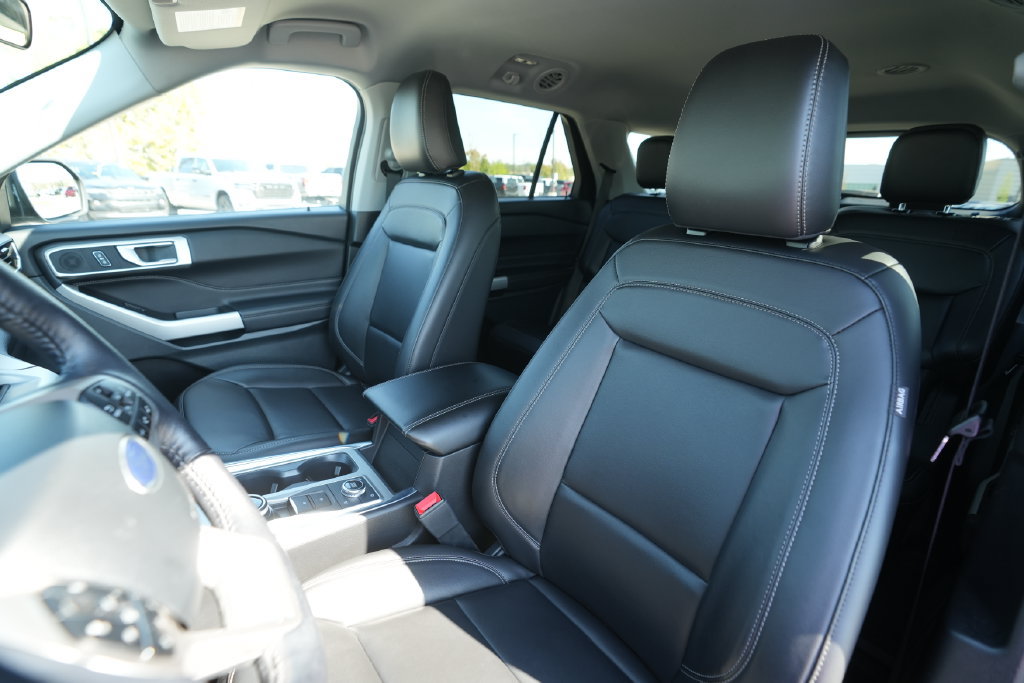Used 2024 Ford Explorer XLT w/ Equipment Group 202A AWD/4WD image 44