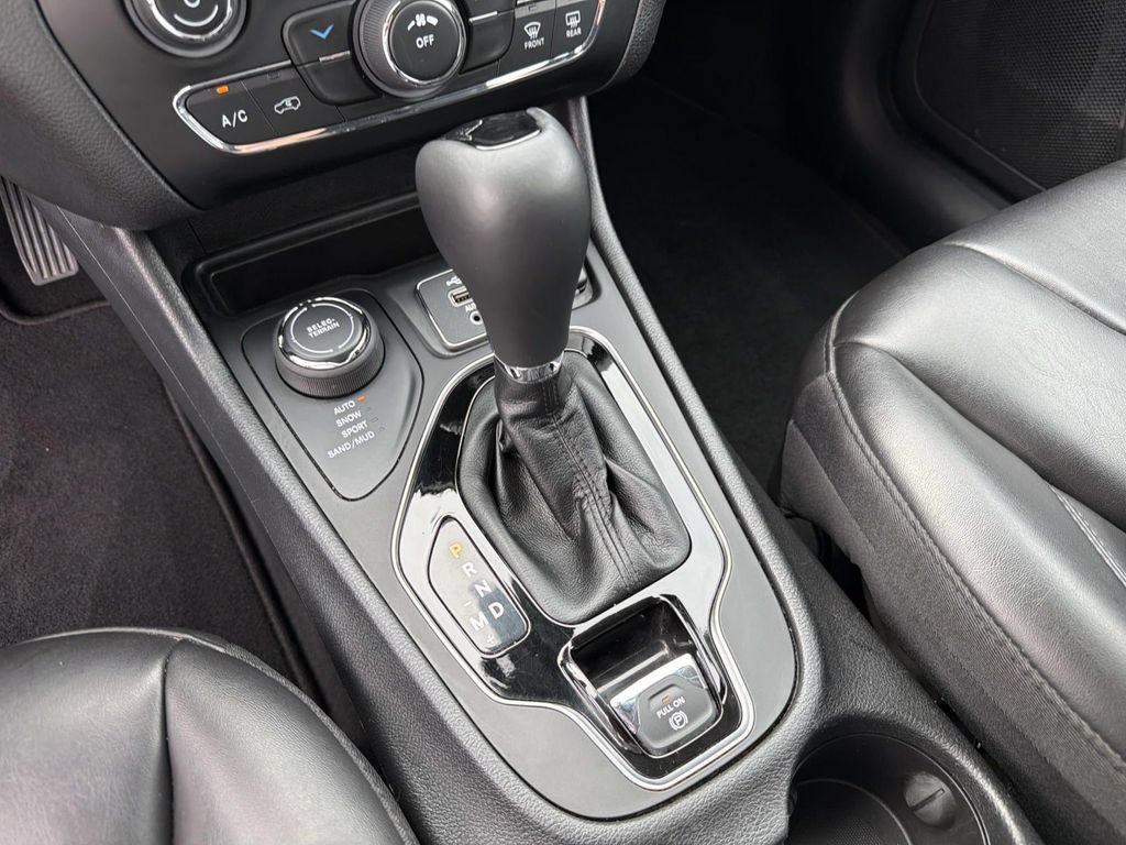Used 2021 Jeep Cherokee Latitude Plus AWD/4WD image 30