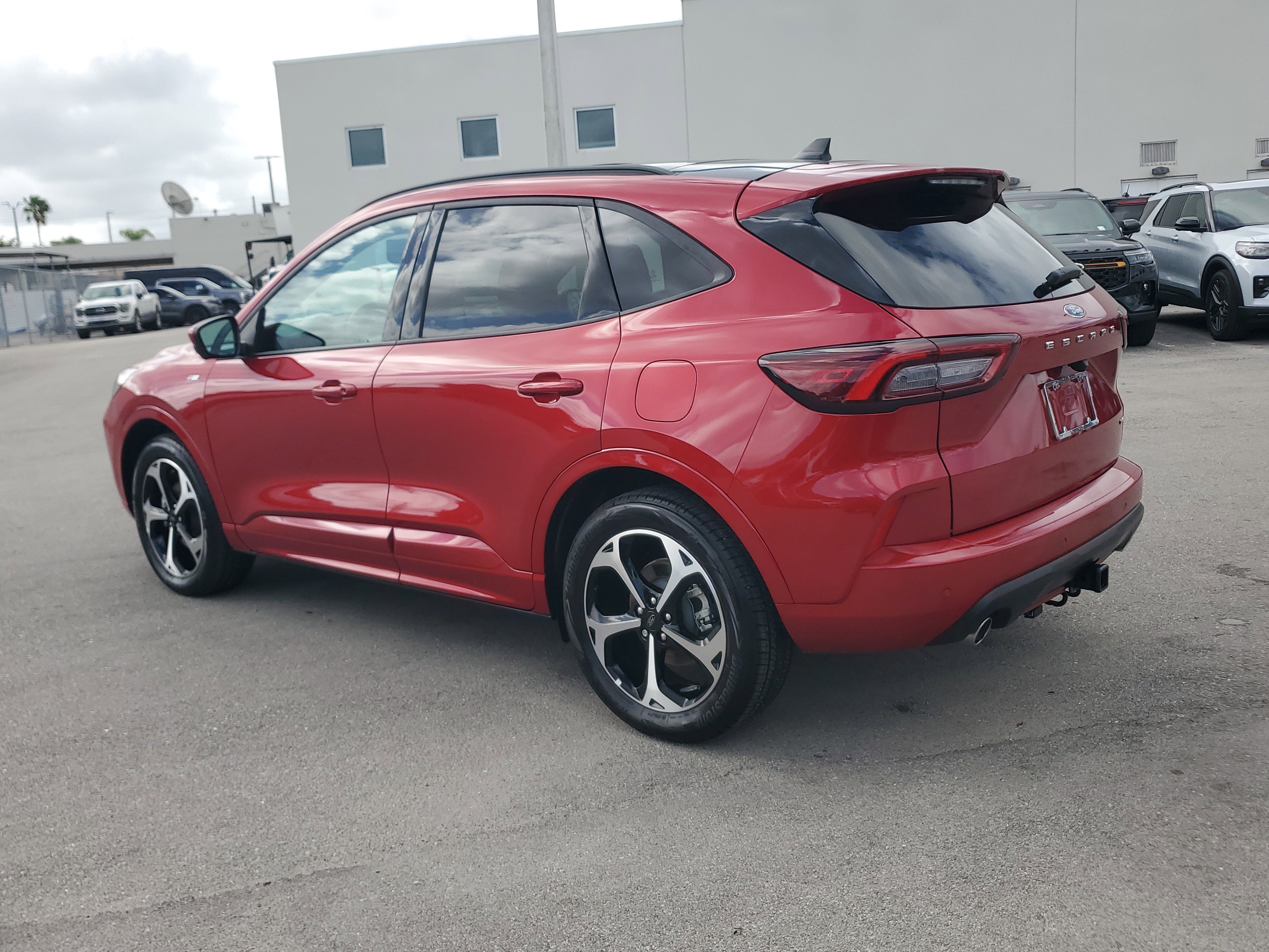 Used 2025 Ford Escape ST-Line Elite w/ Premium Technology Package image 7