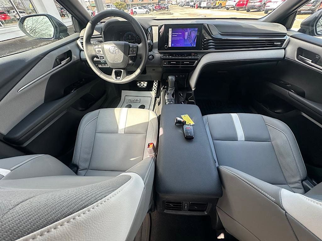 Certified 2025 Toyota Camry SE w/ Convenience Package image 17