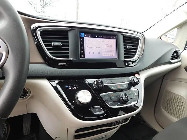 Used 2023 Chrysler Voyager LX image 15