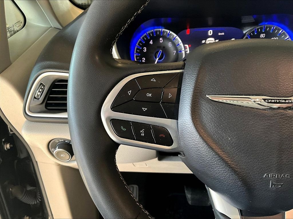 Used 2023 Chrysler Pacifica Touring-L FWD image 24