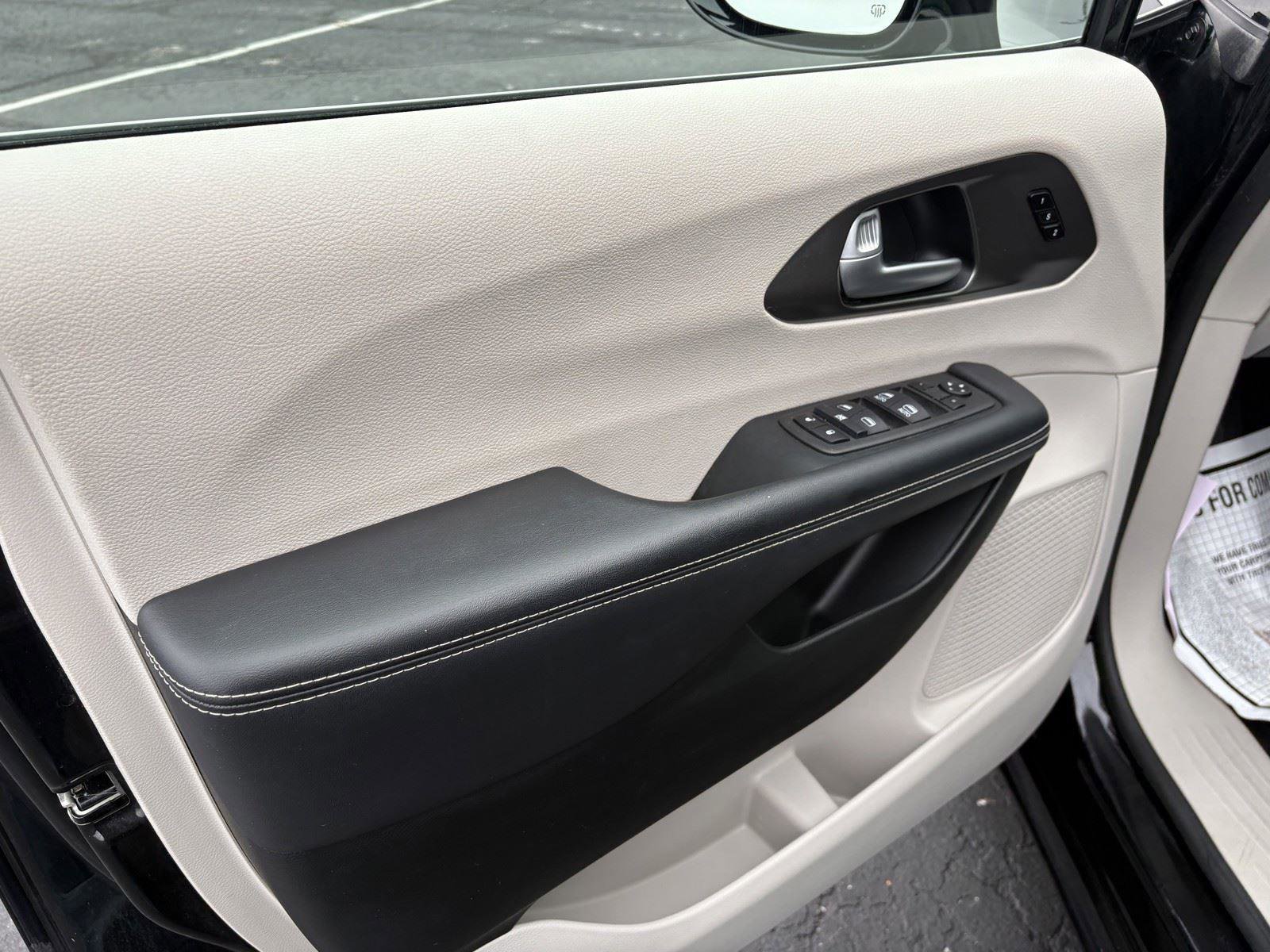 Used 2024 Chrysler Pacifica Touring-L image 14