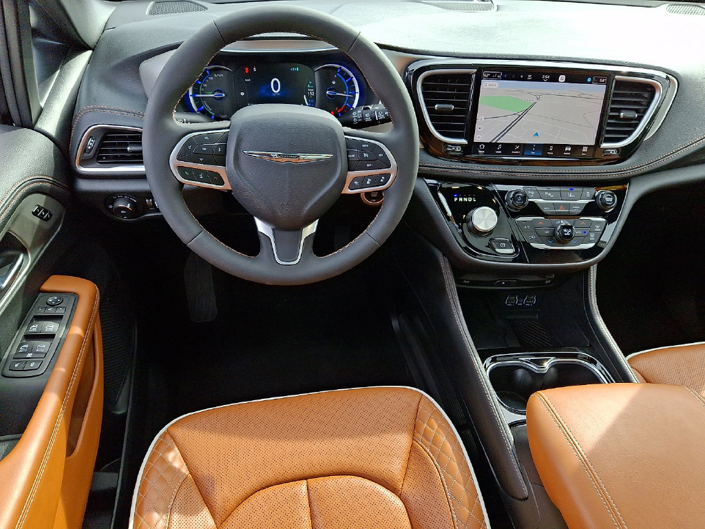 Certified 2025 Chrysler Pacifica Pinnacle FWD image 11