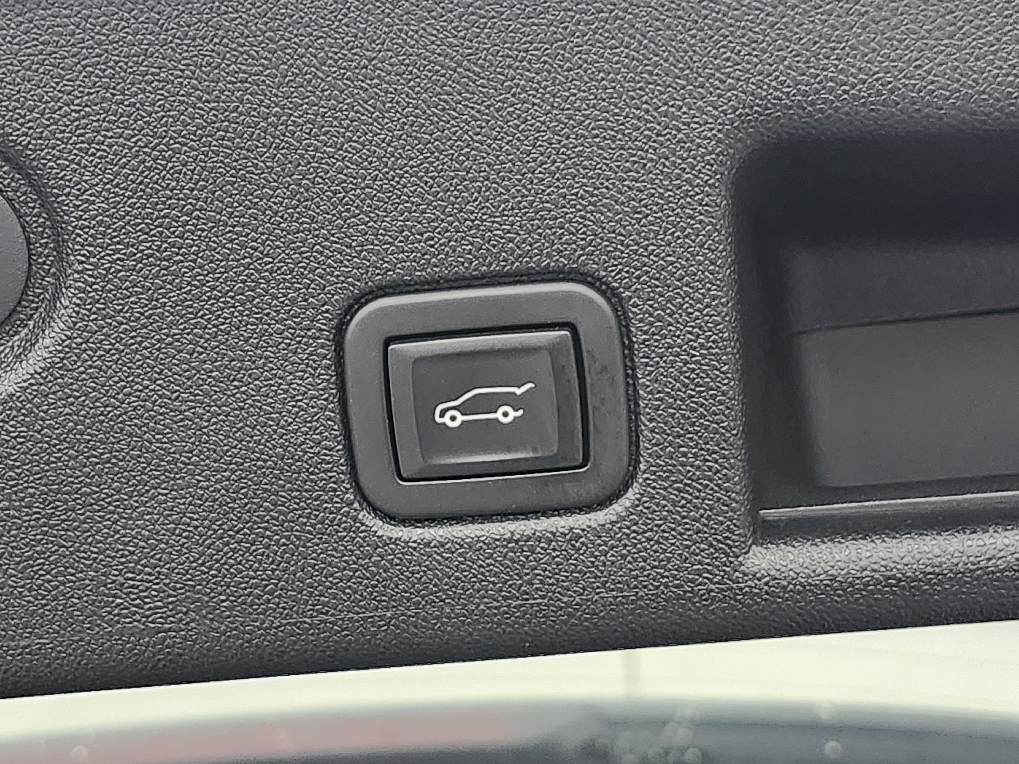 Used 2020 Chevrolet Equinox LT w/ Midnight Edition image 17