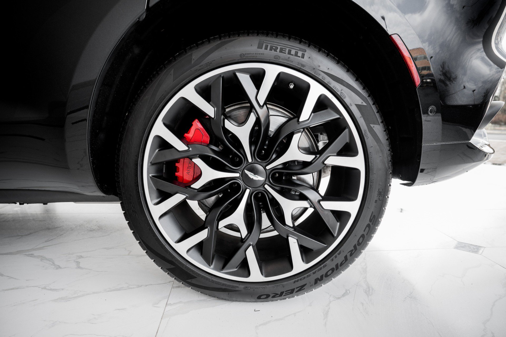 Used 2022 Aston Martin DBX AWD/4WD image 40