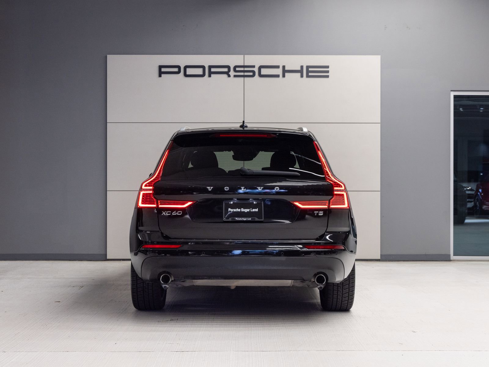 Used 2021 Volvo XC60 T5 Momentum w/ Premium Package FWD image 6