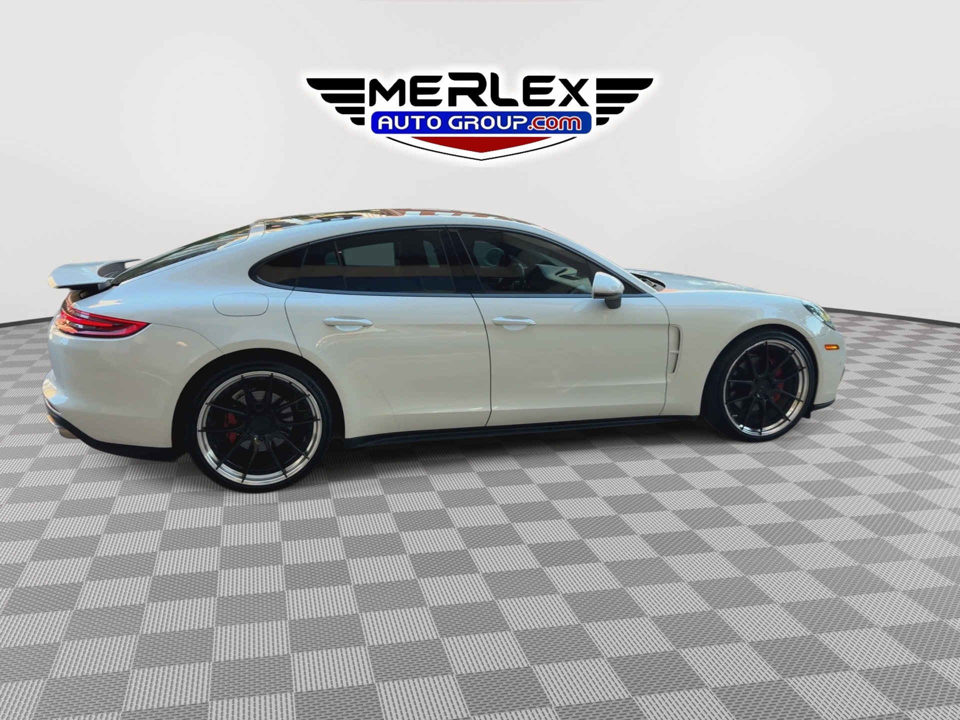 Used 2018 Porsche Panamera RWD image 8