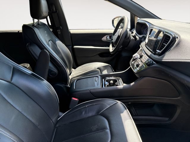 Used 2025 Chrysler Pacifica Limited FWD image 14