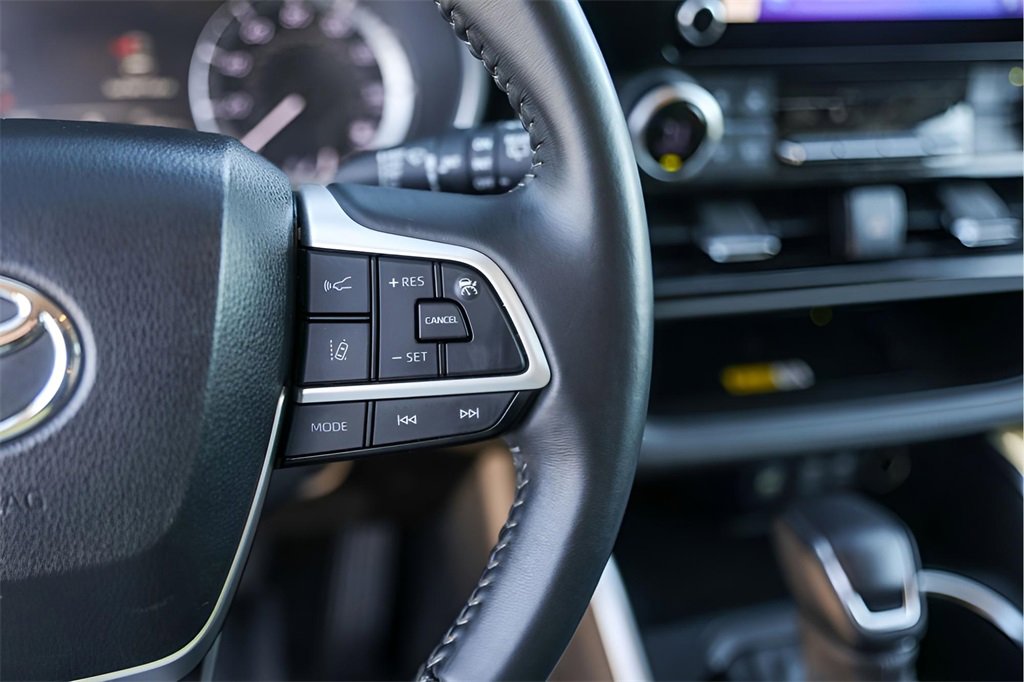 Used 2023 Toyota Highlander XLE image 16