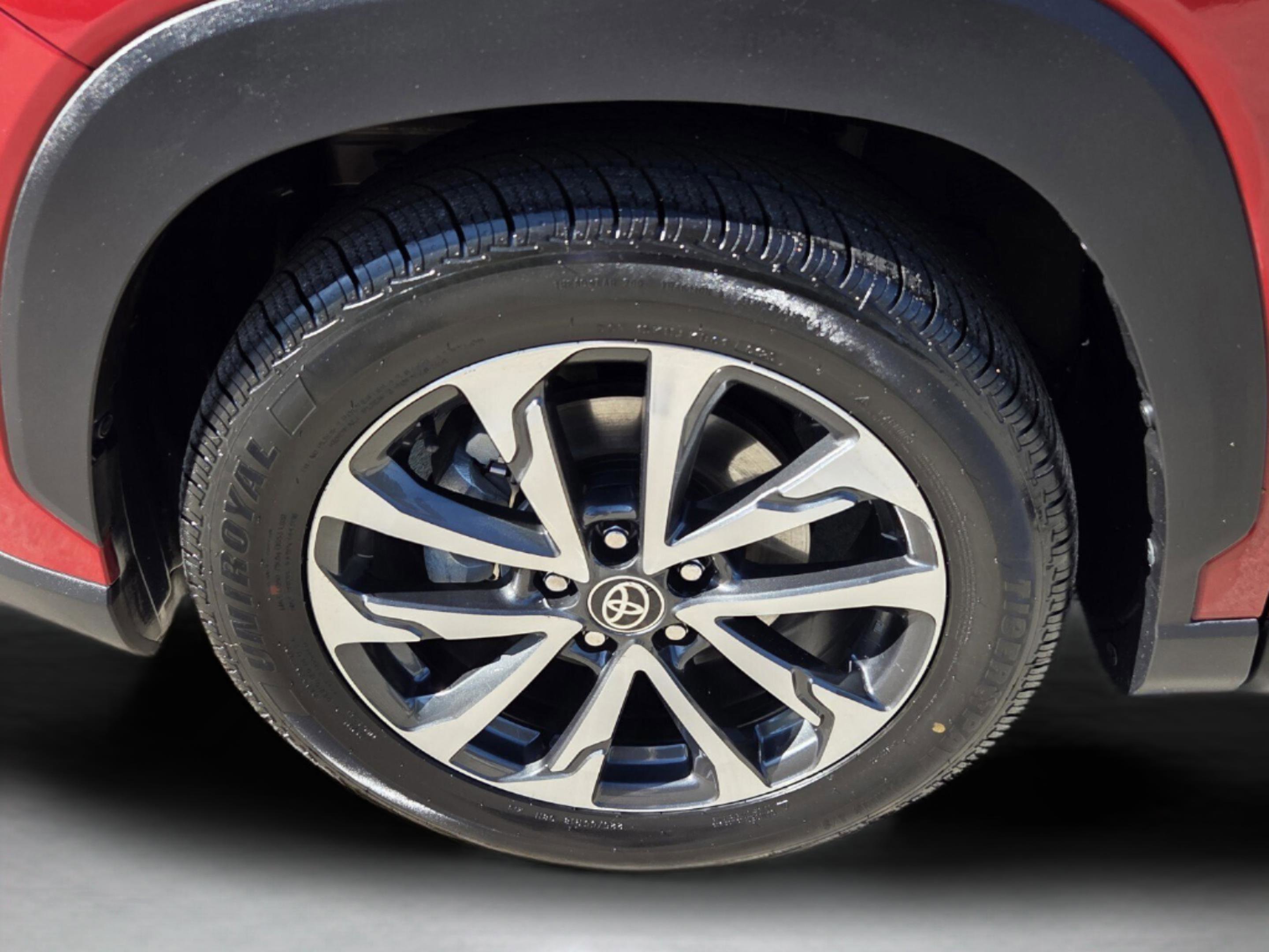 Used 2022 Toyota Corolla Cross XLE w/ Convenience Package AWD/4WD image 31