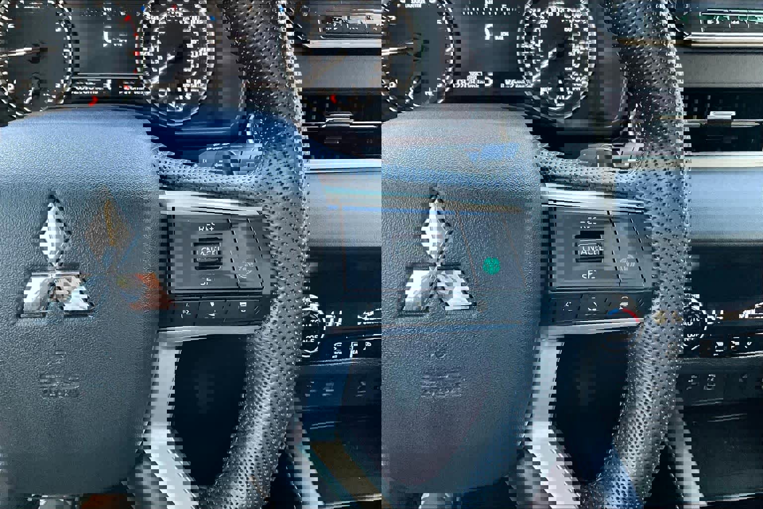 Used 2024 Mitsubishi Outlander SE image 25