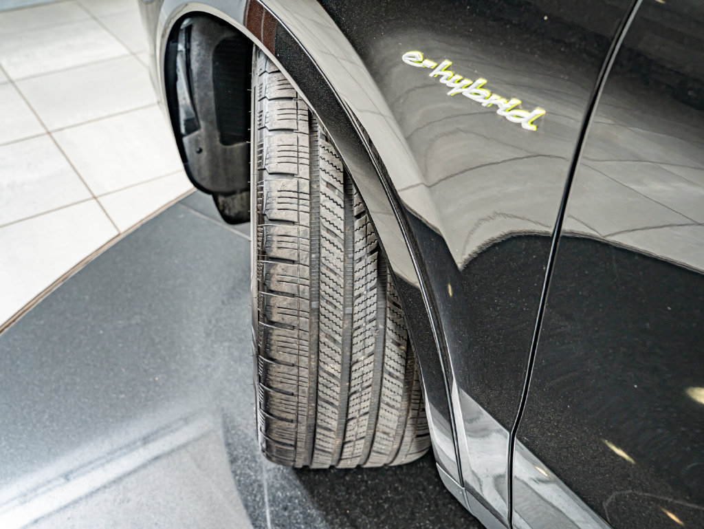 Certified 2025 Porsche Cayenne E-Hybrid Coupe AWD/4WD image 45