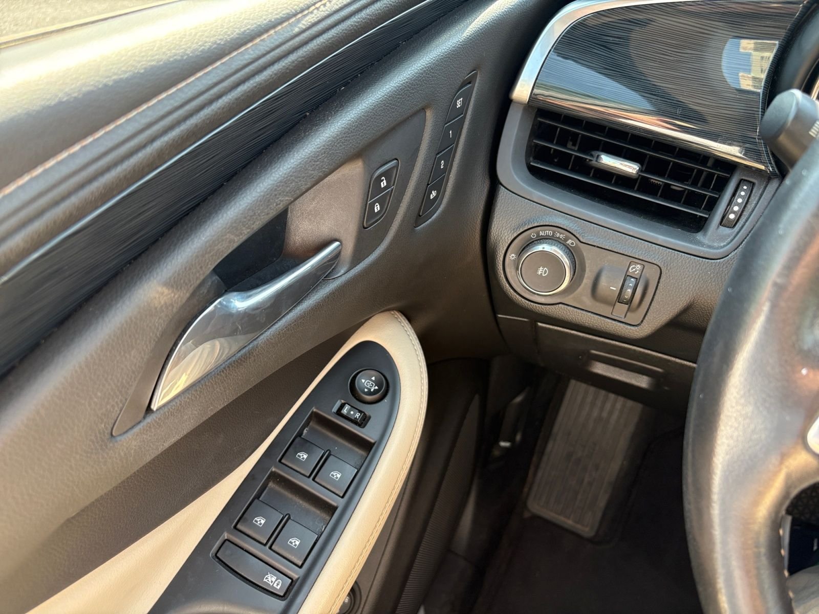 Used 2017 Buick Envision Essence w/ LPO, Cargo Package FWD image 23