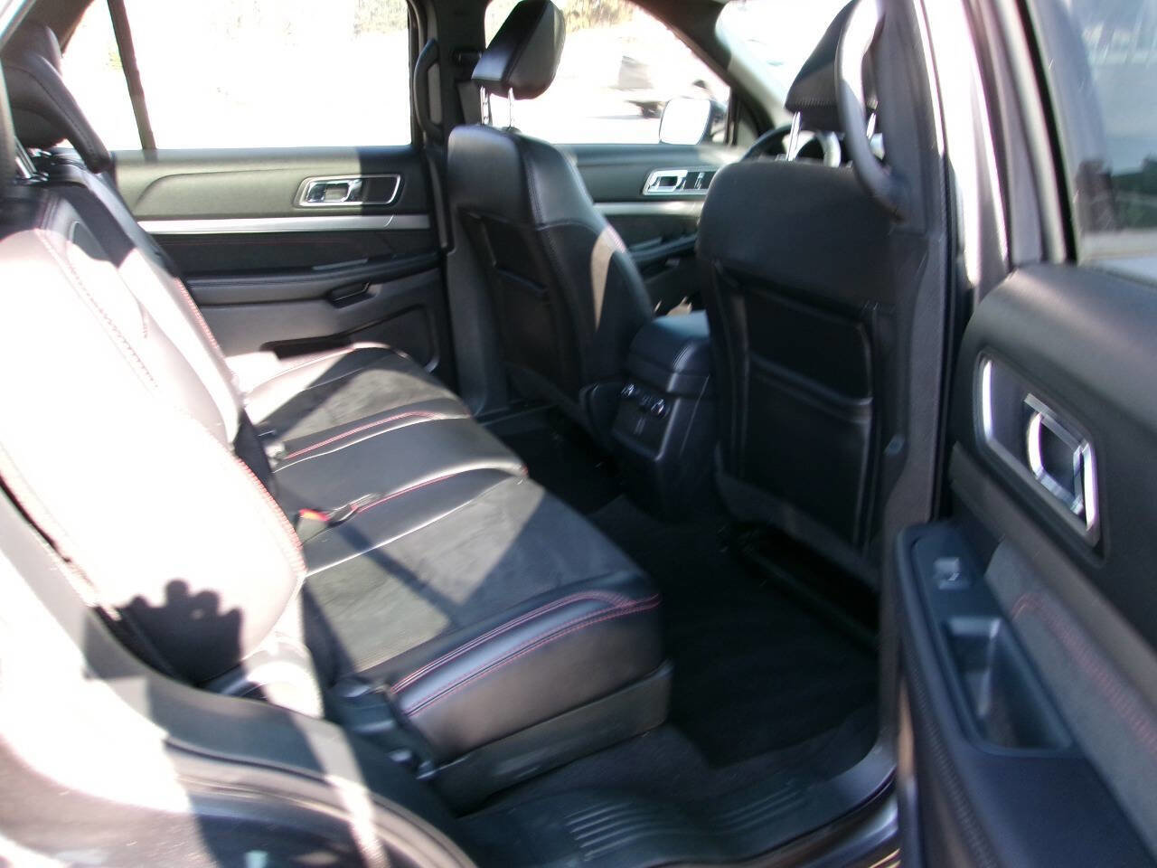 Used 2019 Ford Explorer XLT w/ Equipment Group 202A image 9