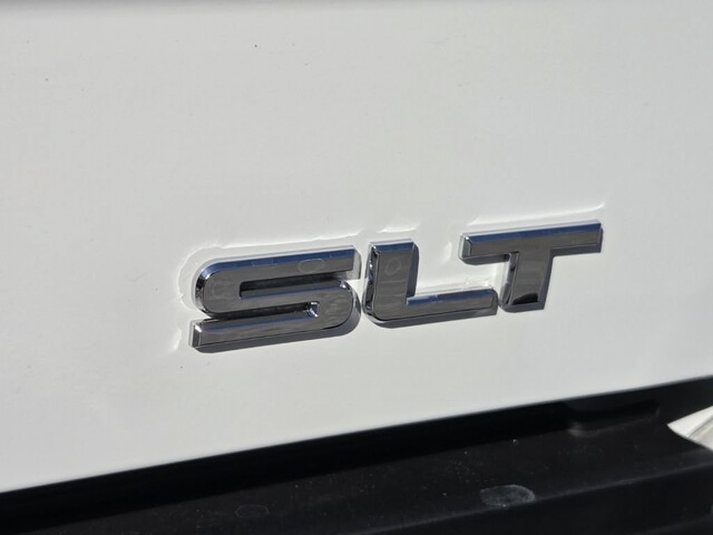 Used 2017 GMC Sierra 2500 SLT w/ Duramax Plus Package AWD/4WD image 9