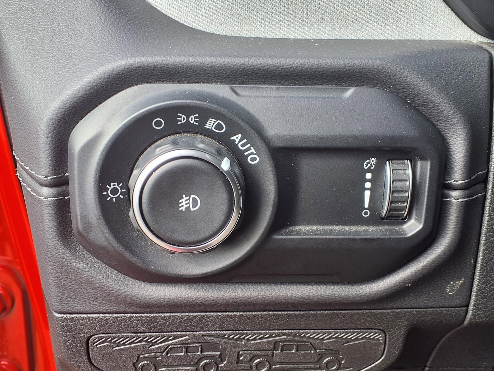 Used 2025 Jeep Wrangler Sahara image 11