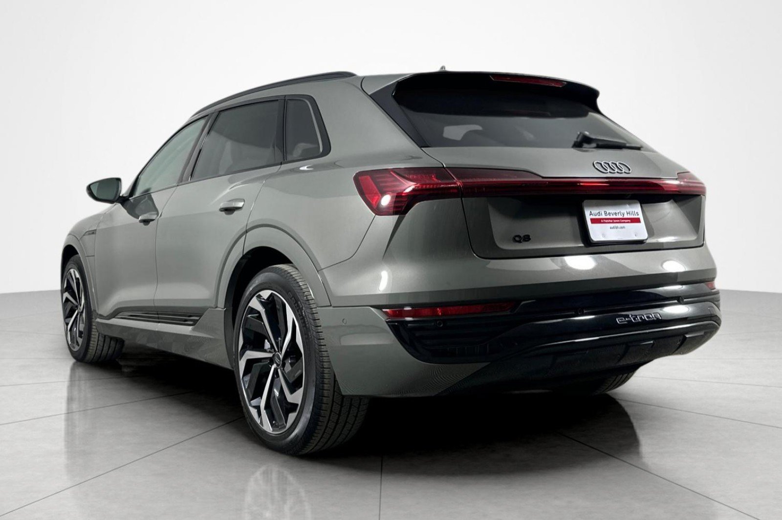 Used 2024 Audi Q8 e-tron Premium Plus w/ Premium Plus Package AWD/4WD image 3