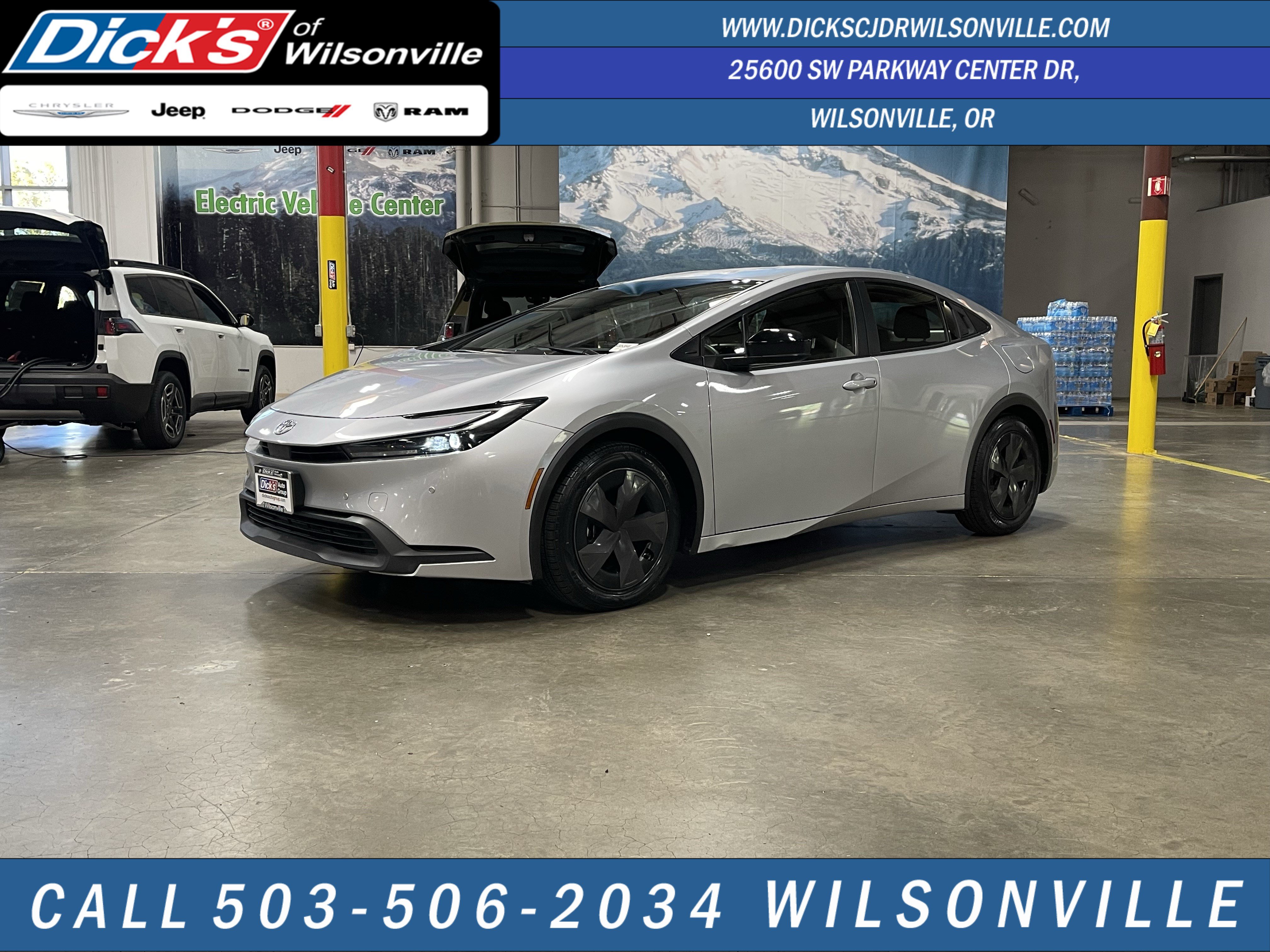 Used 2025 Toyota Prius LE FWD image 1