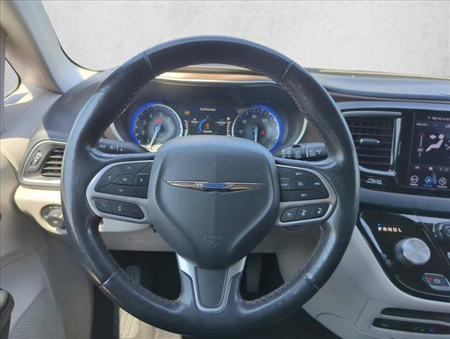 Used 2019 Chrysler Pacifica Touring-L Plus w/ Advanced Safetytec Group FWD image 17