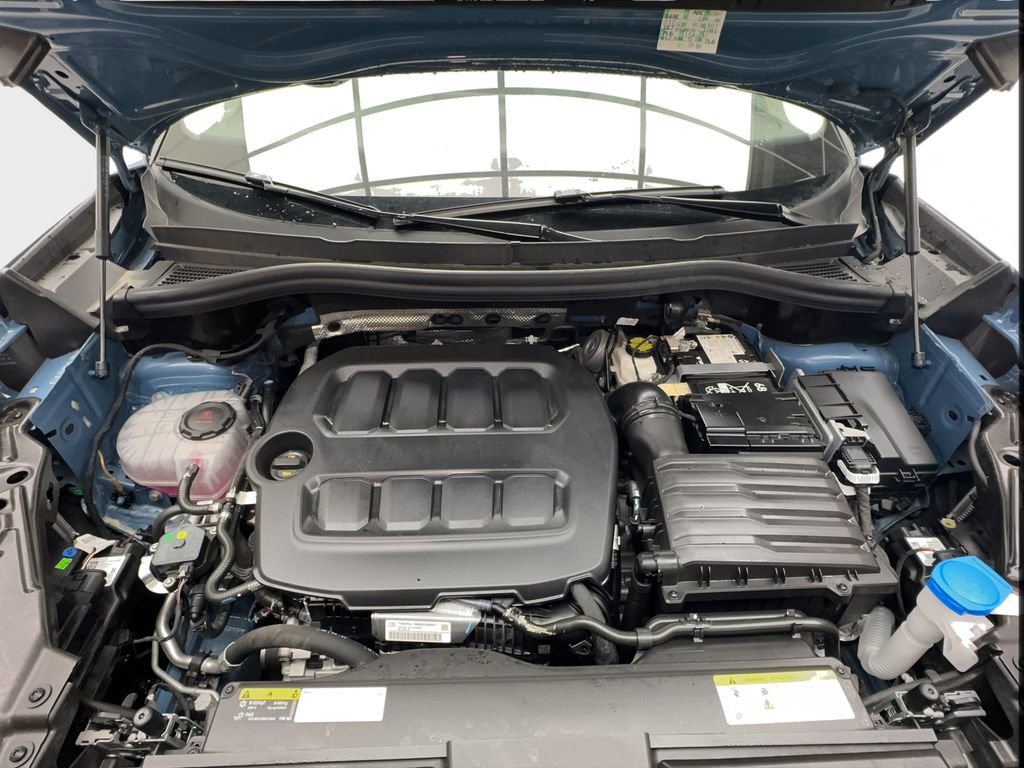 Used 2025 Volkswagen Tiguan SE w/ Panoramic Sunroof Package FWD image 18