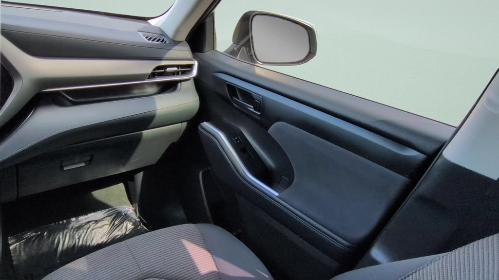 Used 2023 Toyota Highlander LE FWD image 13