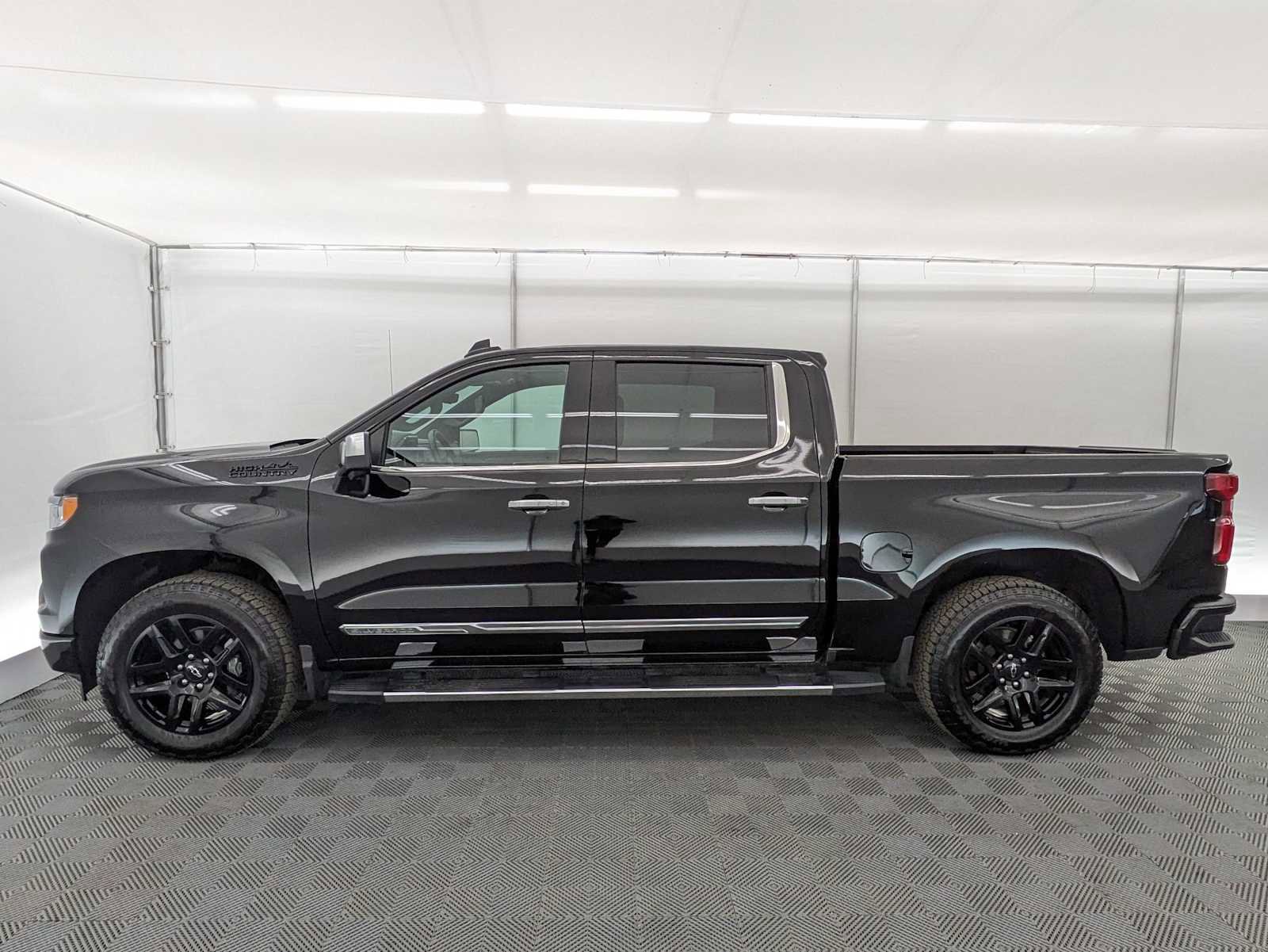 Used 2024 Chevrolet Silverado 1500 High Country w/ Technology Package AWD/4WD image 3