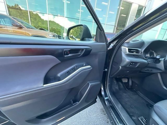 Used 2023 Toyota Highlander LE FWD image 31