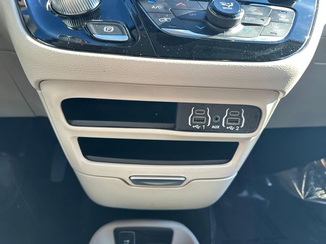 Used 2023 Chrysler Pacifica Touring-L image 21