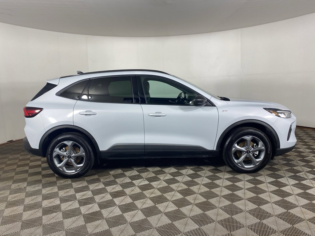 Used 2025 Ford Escape ST-Line w/ Cold Weather Package image 4