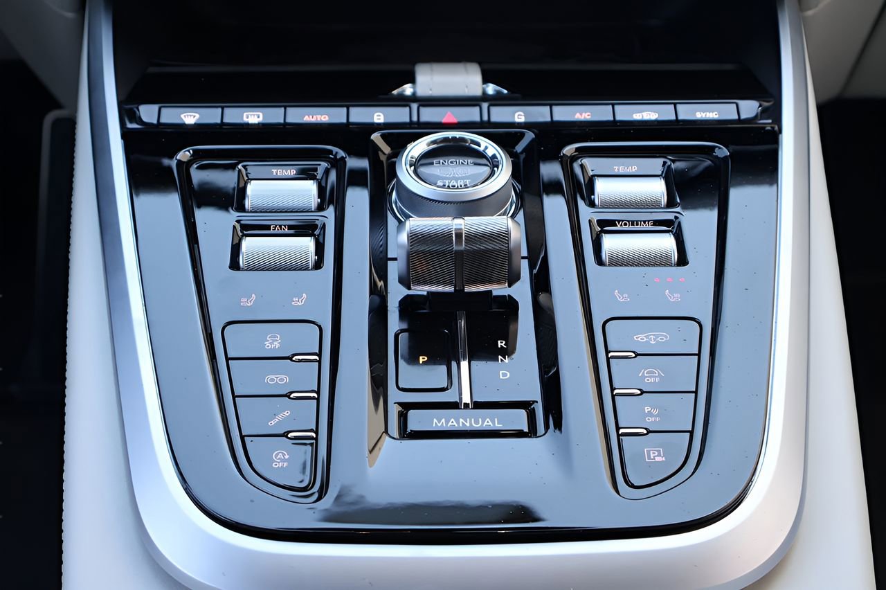 Used 2025 Aston Martin DBX 707 image 18