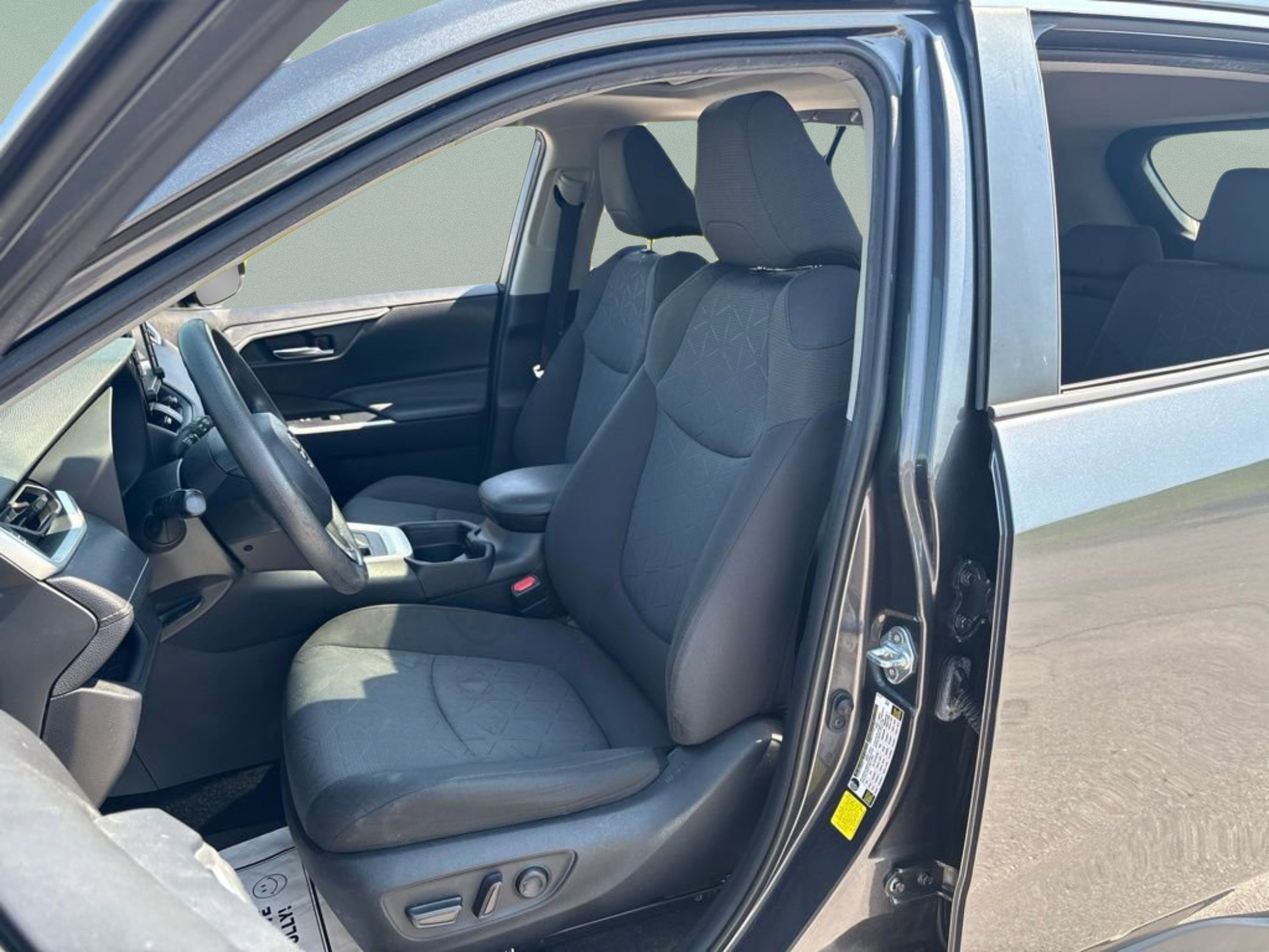 Used 2021 Toyota RAV4 XLE w/ Convenience Package FWD image 23