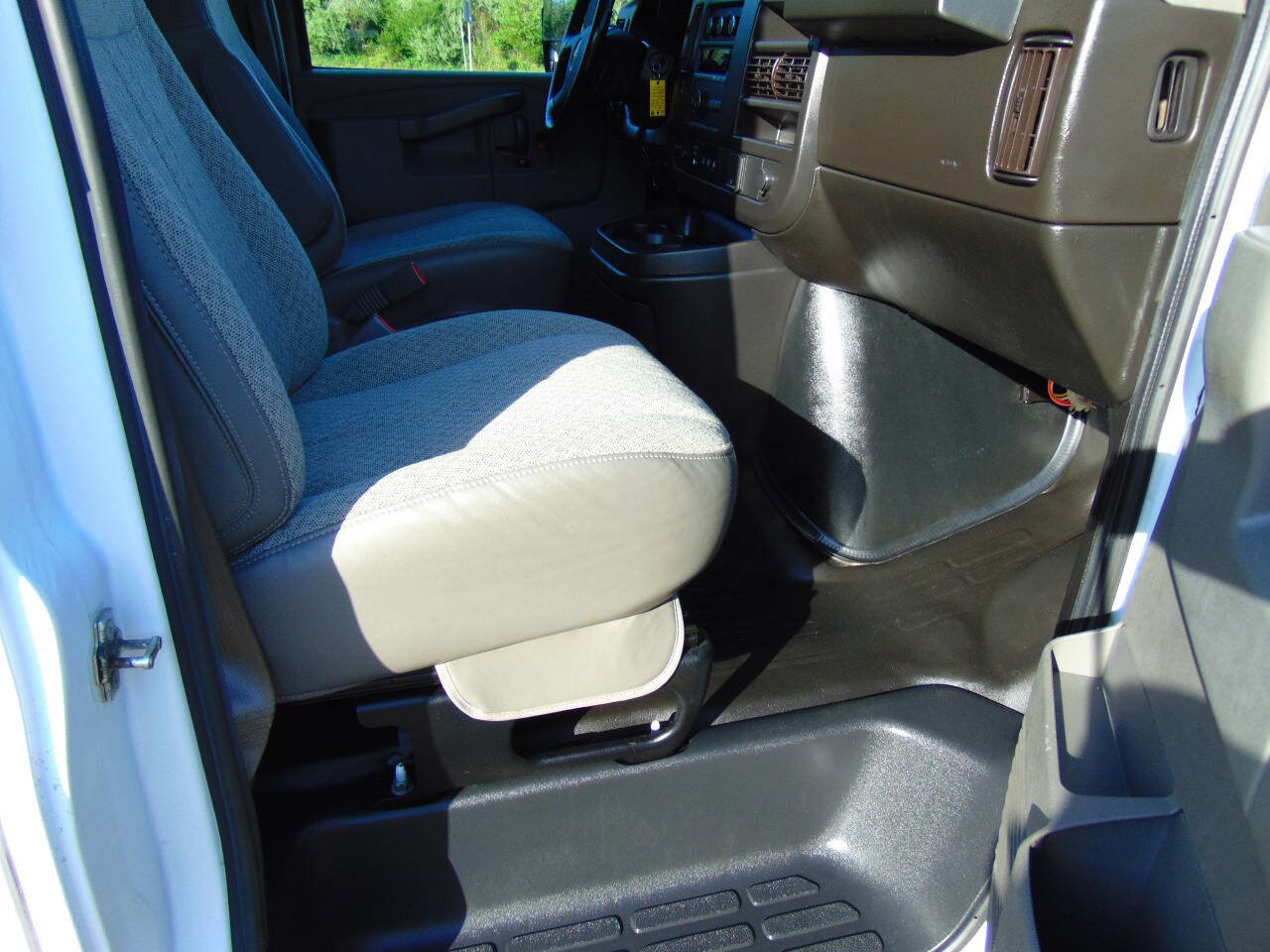 Used 2022 GMC Savana 3500 w/ Power Convenience Package RWD image 8