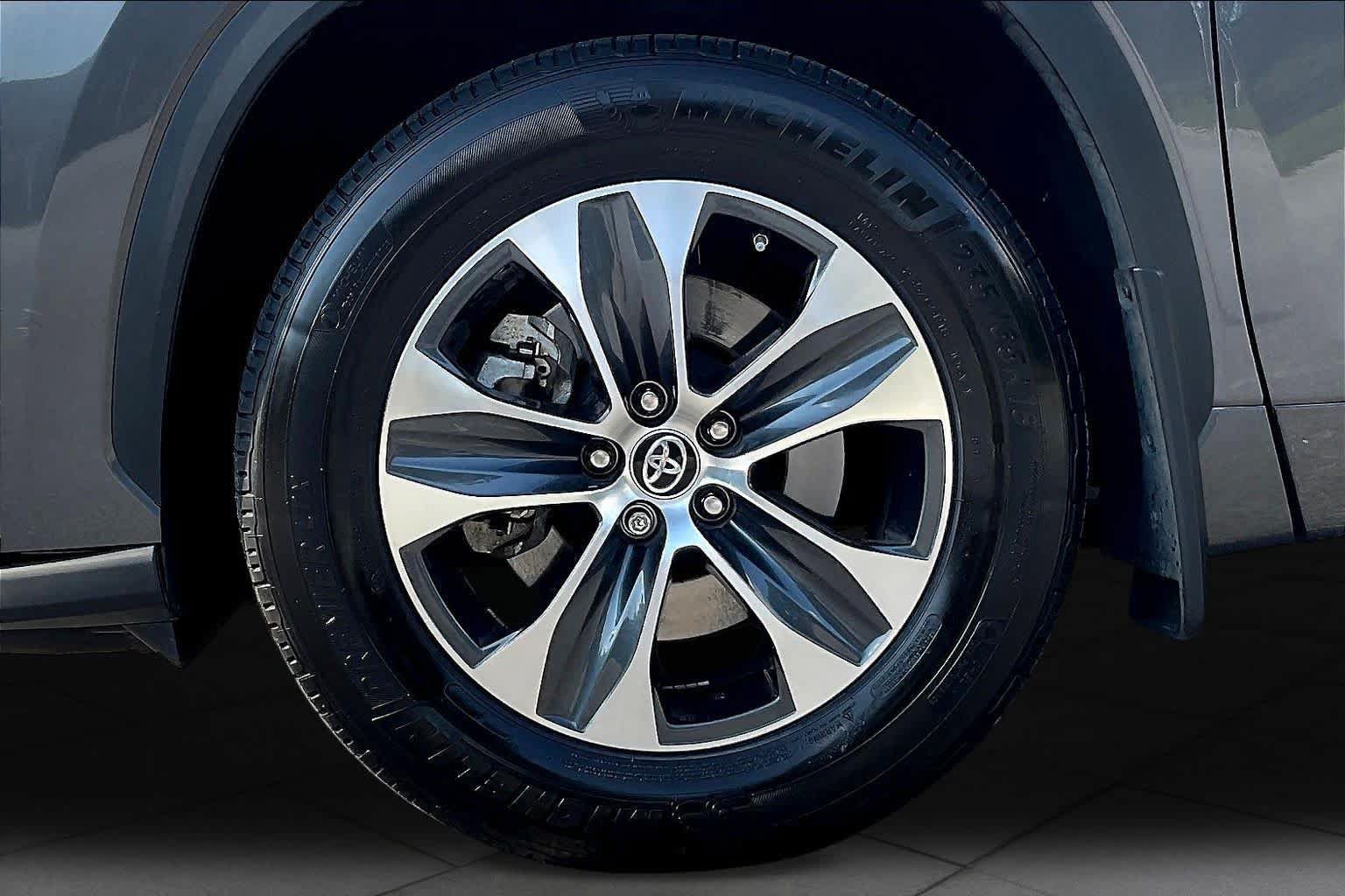 Used 2024 Toyota Highlander XLE FWD image 11