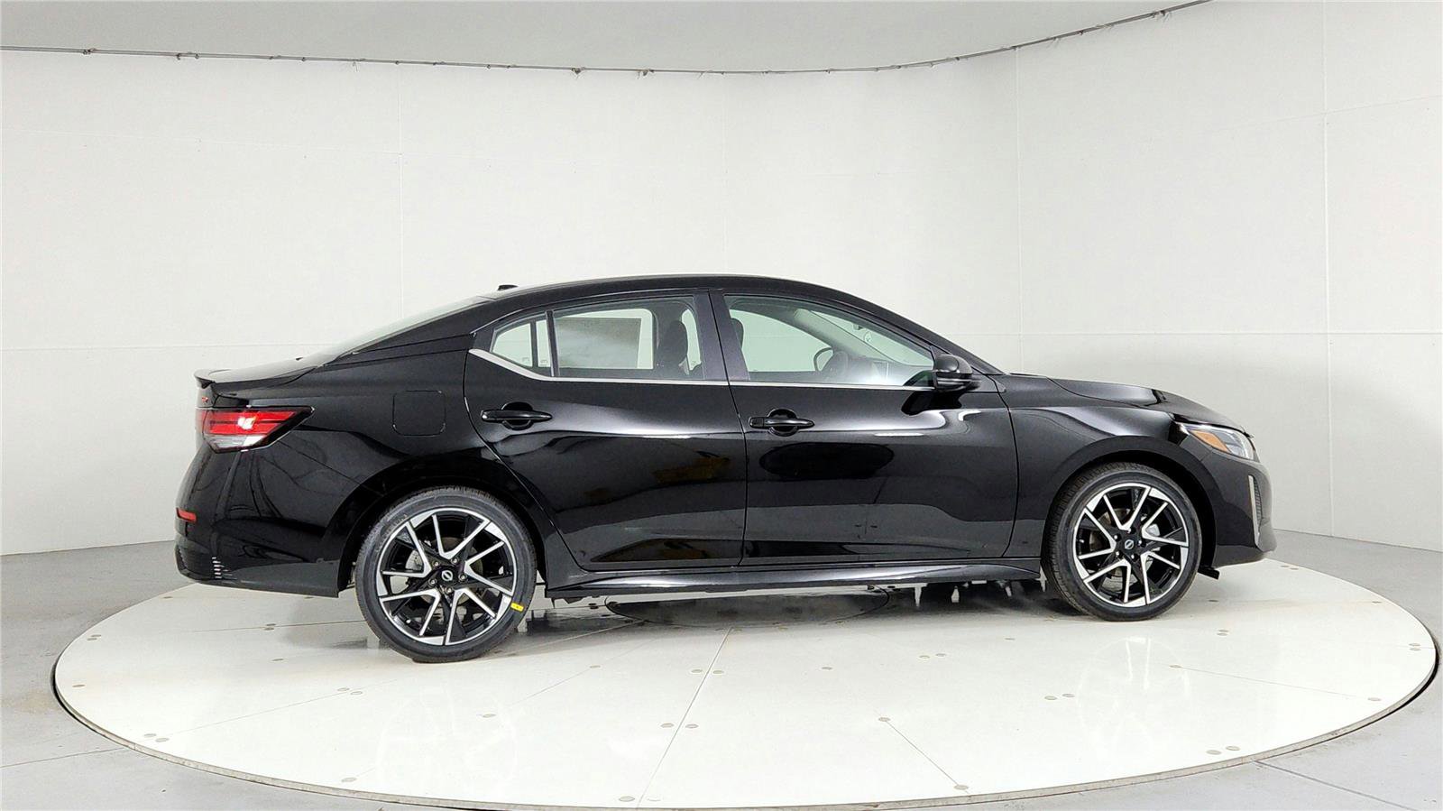 Used 2024 Nissan Sentra SR w/ Trunk Package FWD image 4