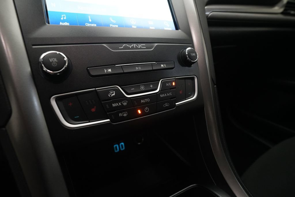 Used 2020 Ford Fusion SE image 20