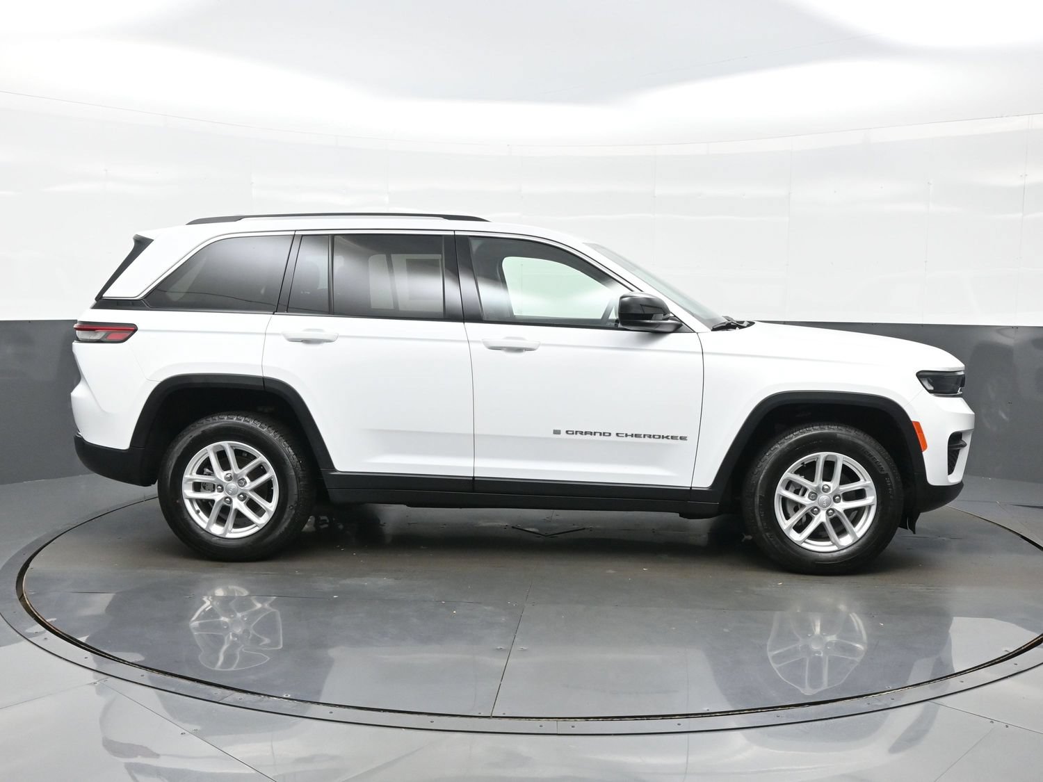 Used 2023 Jeep Grand Cherokee Laredo AWD/4WD image 7