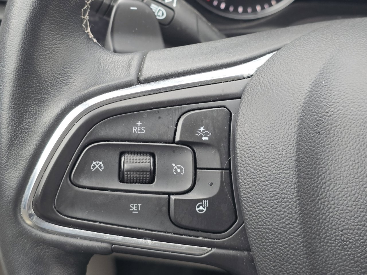 Used 2023 Buick Envision Essence image 31