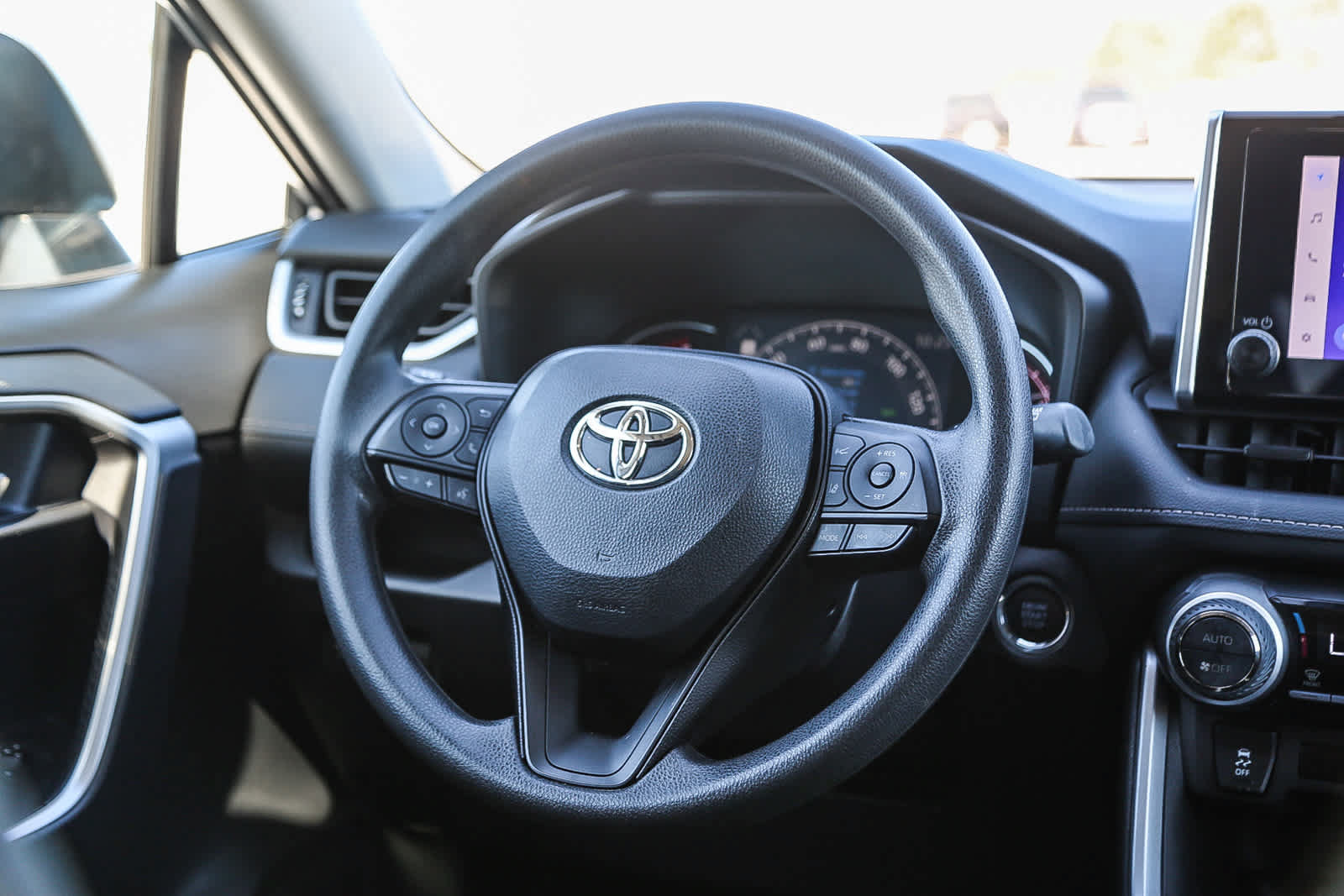 Used 2024 Toyota RAV4 XLE FWD image 15
